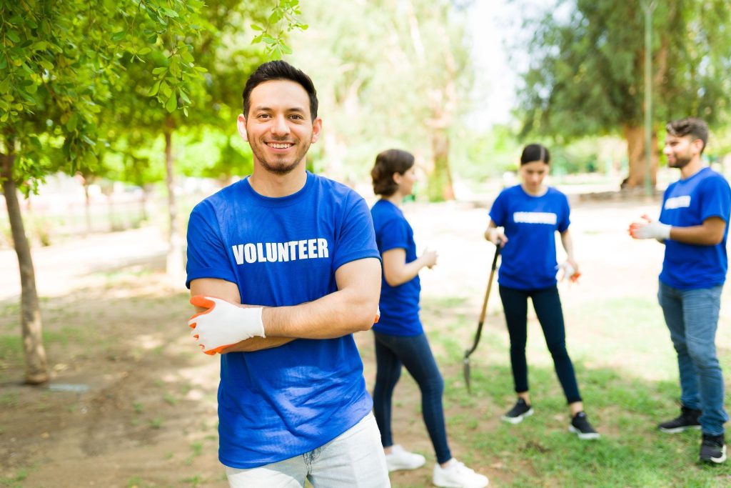 What volunteer opportunities abroad are available for students?